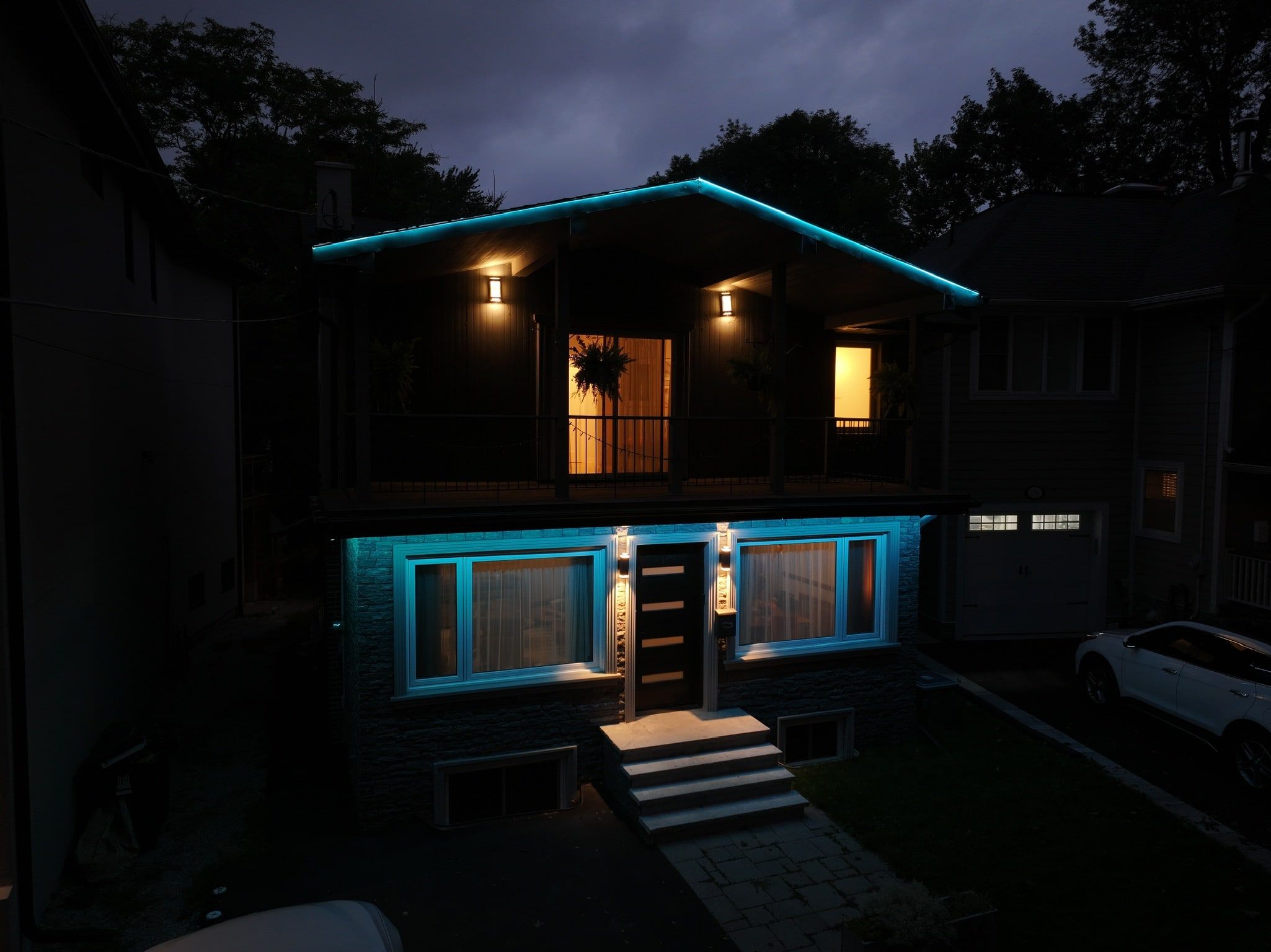 The same house with the roofline and porch lines in cyan.